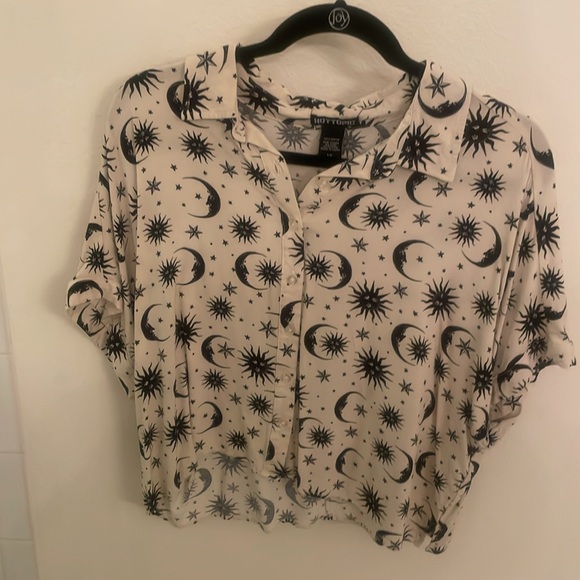 Size Large oversized crop button up shirts from Hot Topic - Picture 2 of 3